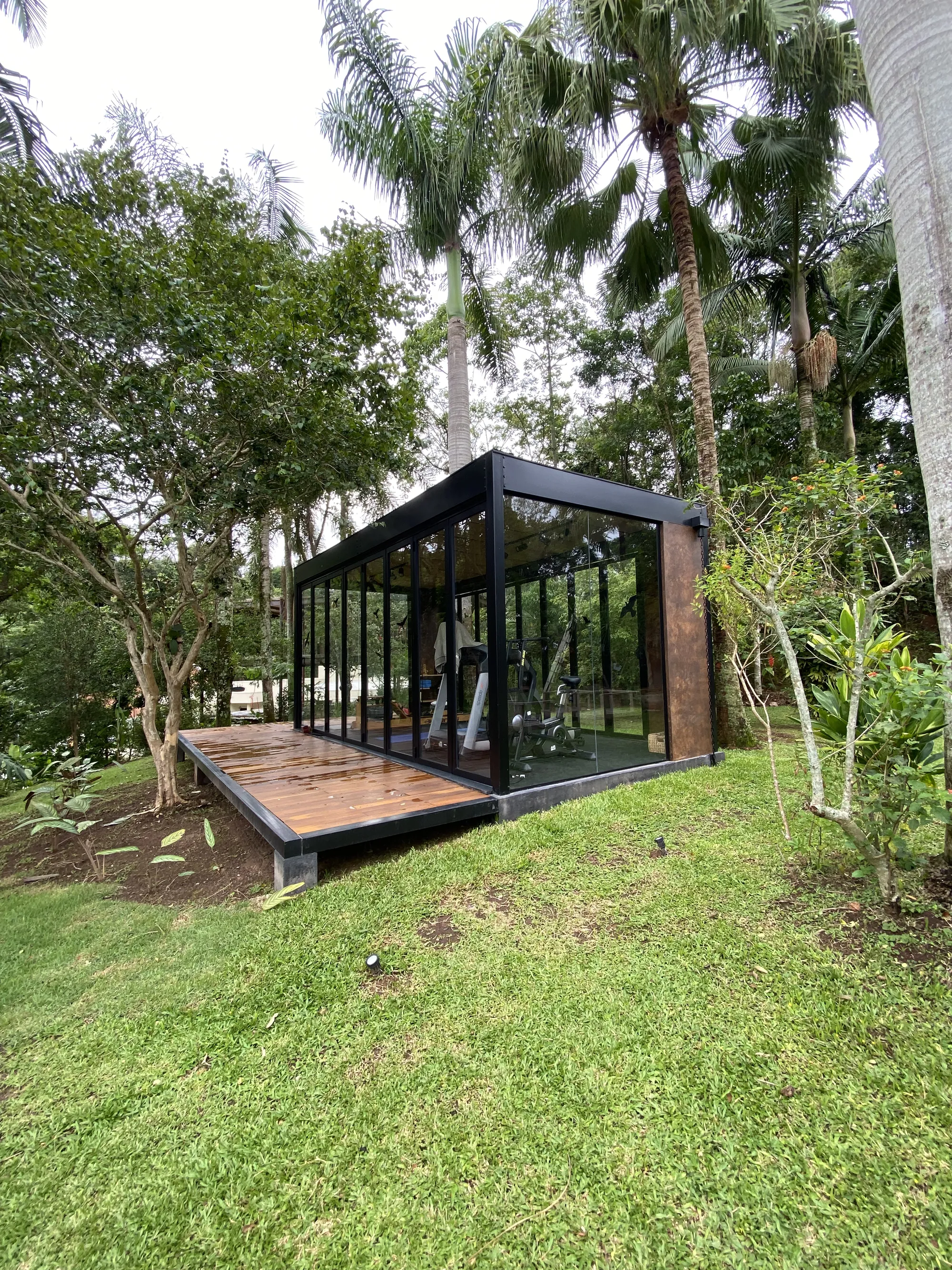 Casa de alto padrão integrada à natureza